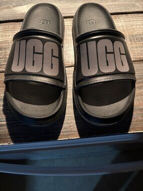 UGG Men’s 7/Women’s 8.5 Black Slide Sandals with Large Logo